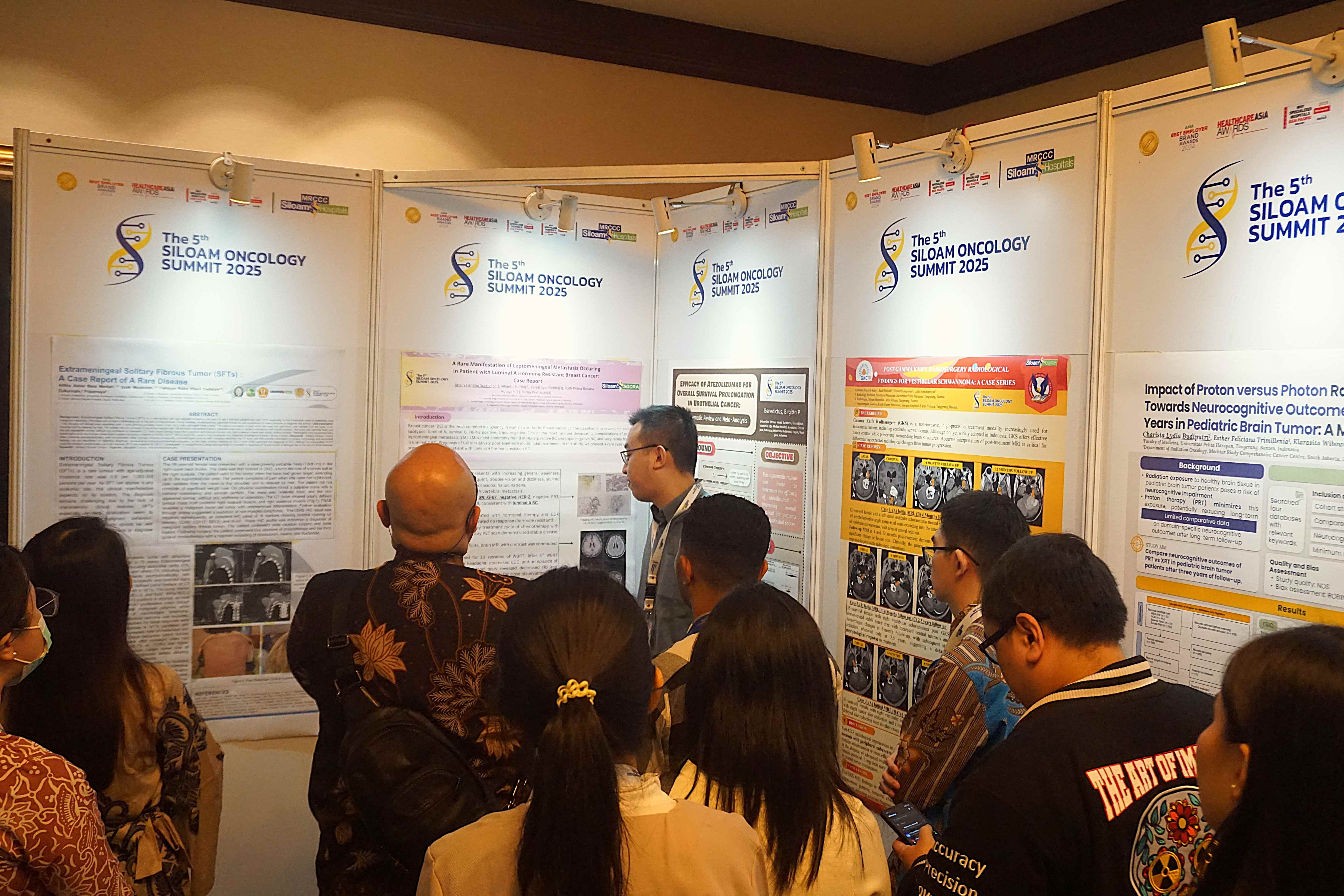 Peserta Siloam Oncology Summit (SOS) 2025 saat mengunjungi salah satu stand poster